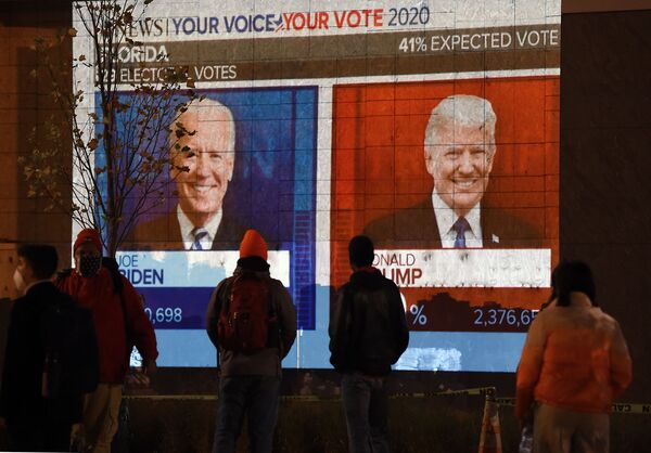 Экран с результатами выборов в Вашингтоне, США - Sputnik Узбекистан