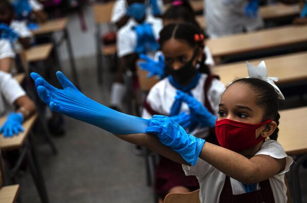 Ученица школы в защитных перчатках и маске в школе, Гавана  - Sputnik Узбекистан