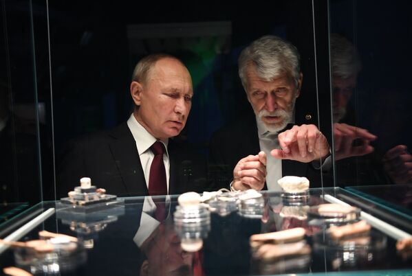 Президент РФ Владимир Путин во время экскурсии по новому Музею археологии Чудова монастыря - Sputnik Узбекистан