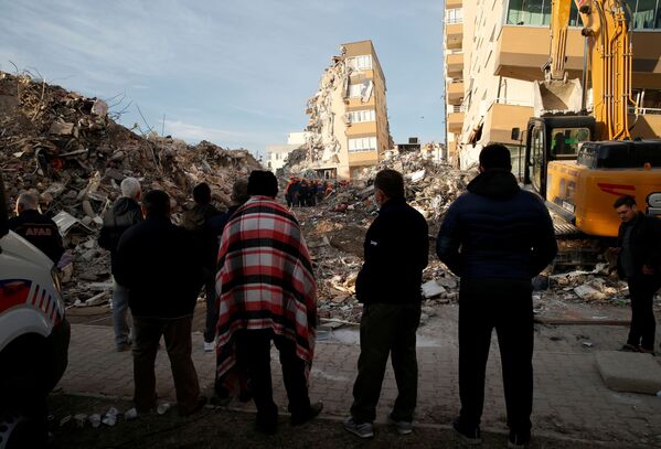 Спасатели ищут жертв под завалами в результате землетрясения в Измире, Турция - Sputnik Узбекистан