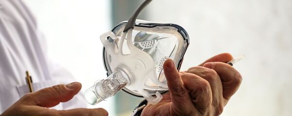 Врач держит в руках маску для искусственной вентиляции легки Врач держит в руках маску для искусственной вентиляции легки - Sputnik Ўзбекистон