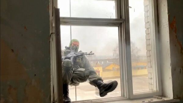 Штурм здания, оккупированного условными террористами, в ходе учения с разведчиками ЗВО - Sputnik Узбекистан