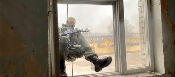 Штурм здания, оккупированного условными террористами, в ходе учения с разведчиками ЗВО - Sputnik Узбекистан