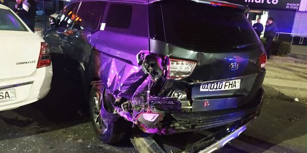 Тошкентда BMW иштирокидаги ЙТҲда 10та автомобил шикастланди Тошкентда BMW иштирокидаги ЙТҲда 10та автомобил шикастланди - Sputnik Ўзбекистон