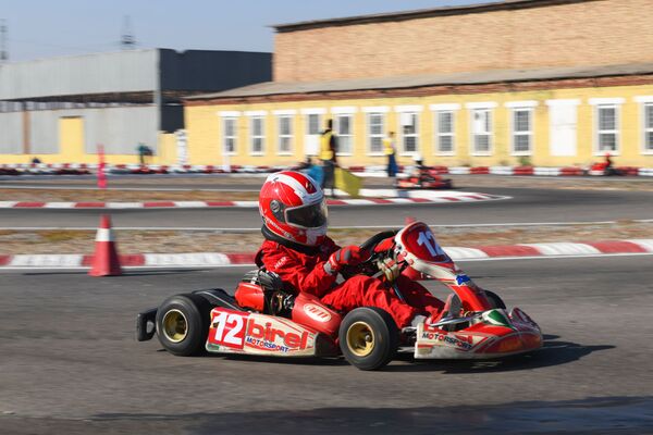 Со скоростью ветра: в Намангане стартовал чемпионат Узбекистана по картингу - Sputnik Узбекистан