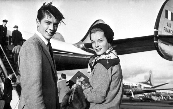 На снимке 1959 года Роми Шнайдер и Ален Делон в аэропорту Орли - Sputnik Узбекистан