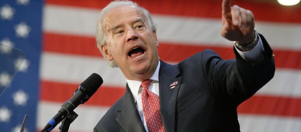 Кандидат в вице-президенты от Демократической партии Джо Байден разговаривает со сторонниками Кандидат в вице-президенты от Демократической партии Джо Байден разговаривает со сторонниками - Sputnik Ўзбекистон