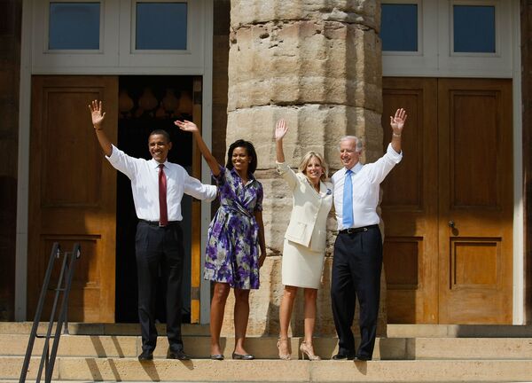 Кандидат в президенты США от Демократической партии, сенатор от штата Иллинойс Барак Обама (слева) с женой Мишель (2 слева) и избранный вице-президентом сенатор от штата Делавэр Джо Байден (справа) и его жена Джилл - Sputnik Ўзбекистон