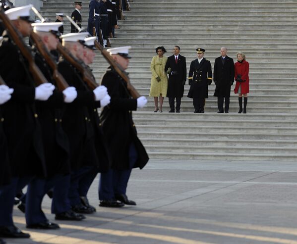 Президента Барака Обама, его жену Мишель (слева), вице-президента Джозефа Байдена (2-справа) и его жену Джилл (справа) сопровождает генерал-майор Ричард Роу - Sputnik Ўзбекистон