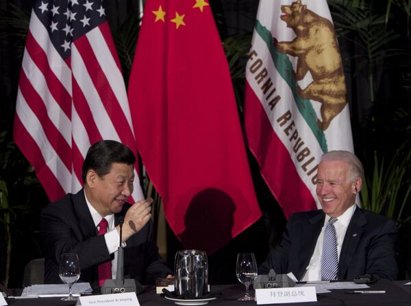 Глава Китая Си Цзиньпин ест шоколад на встрече с вице-президентом США Джо Байденом  - Sputnik Ўзбекистон