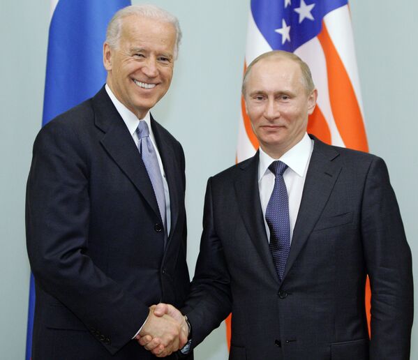 Premyer-ministr Rossii Vladimir Putin (sprava) pojimayet ruku vitse-prezidentu SShA Djo Baydenu  - Sputnik O‘zbekiston