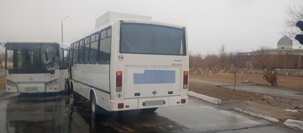 В Зарафшане столкнулись 2 автобуса В Зарафшане столкнулись 2 автобуса - Sputnik Ўзбекистон