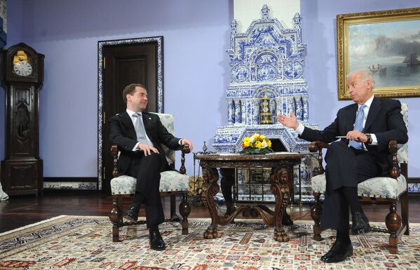 Президент России Дмитрий Медведев (слева) беседует с вице-президентом США Джо Байденом - Sputnik Узбекистан