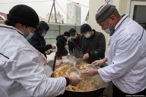 В Томске узбекистанцы приготовят для врачей три тысячи порций плова — видео В Томске узбекистанцы приготовят для врачей три тысячи порций плова — видео - Sputnik Узбекистан