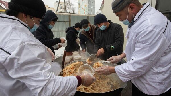 Узбеки из томской диаспоры готовят плов и угощают им медиков - Sputnik Ўзбекистон