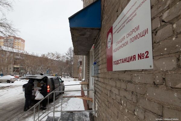 Томскдаги ўзбеклар коронавирусга қарши курашаётган шифокорларга бепул ош тарқатмоқда Томскдаги ўзбеклар коронавирусга қарши курашаётган шифокорларга бепул ош тарқатмоқда - Sputnik Ўзбекистон