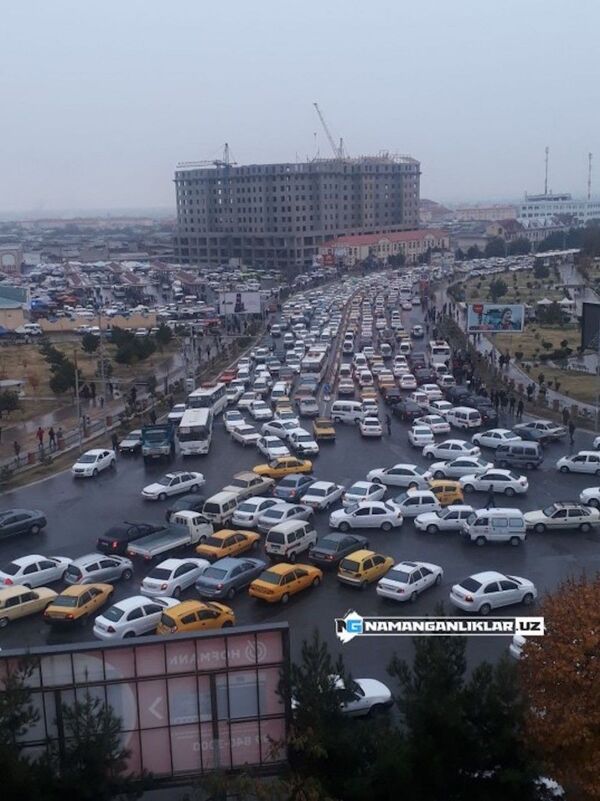 В Намангане из-за марафона образовались серьезные пробки на дорогах - фото - Sputnik Узбекистан