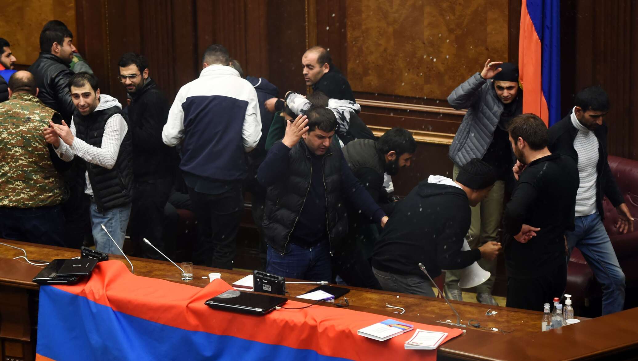 Нападение в ереване. Парламент Армении Ереван. Пашинян парламент. Пашинян 1999. Беспорядки в парламенте Армении.