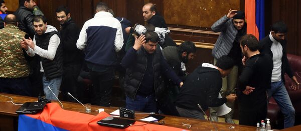 Uchastniki aksii protesta v odnom iz zalov v zdanii parlamenta Armenii v Yerevane. Grajdane Armenii nedovolni zayavleniyem premyer-ministra Nikola Pashinyana o prekrashenii voyni v Nagornom Karabaxe i sdache territoriy. Uchastniki aksii protesta v odnom iz zalov v zdanii parlamenta Armenii v Yerevane. Grajdane Armenii nedovolni zayavleniyem premyer-ministra Nikola Pashinyana o prekrashenii voyni v Nagornom Karabaxe i sdache territoriy. - Sputnik O‘zbekiston