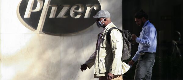 Офис компании Pfizer в Нью-Йорке  - Sputnik Ўзбекистон