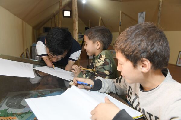 Художник учит своих детей рисовать - Sputnik Узбекистан