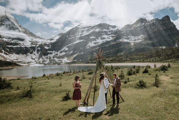 Снимок канадских фотографов Virginia Strobel & Evan Cikaluk, победивший в категории EPIC LOCATION в конкурсе 2020 International Wedding Photographer of the Year  - Sputnik Узбекистан