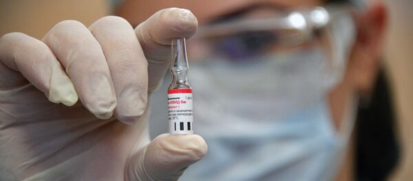 Медработник с препаратом от коронавируса Спутник V Медработник с препаратом от коронавируса Спутник V - Sputnik Ўзбекистон