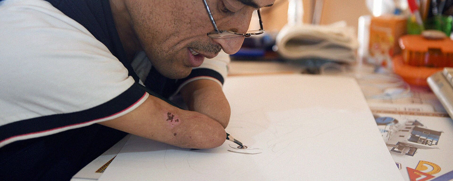 Всевышний одарил меня талантом: узбекский художник рисует без рук и учит детей. - Sputnik Узбекистан, 1920, 11.11.2020