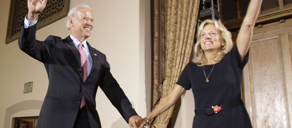 Кандидат в вице-президенты Джо Байден и его жена Джилл прибыли на круглый стол по экономическим вопросам для женщин в Денвере,  2008 год  Кандидат в вице-президенты Джо Байден и его жена Джилл прибыли на круглый стол по экономическим вопросам для женщин в Денвере,  2008 год - Sputnik Ўзбекистон