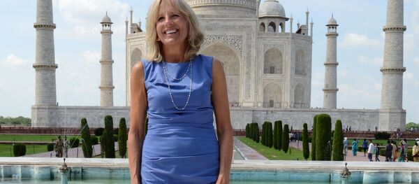 Жилл Байден Тож-Маҳал мажмуаси фонида, 2013 й. Жилл Байден Тож-Маҳал мажмуаси фонида, 2013 й. - Sputnik Ўзбекистон