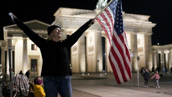 Празднование победы Джо Байдена на площади перед  Бранденбургскими воротам в Берлине - Sputnik Узбекистан
