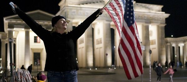 Празднование победы Джо Байдена на площади перед  Бранденбургскими воротам в Берлине - Sputnik Узбекистан