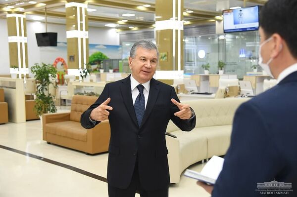Шавкат Мирзиёев посетил Центр государственных услуг и Технопарк в Карши Шавкат Мирзиёев посетил Центр государственных услуг и Технопарк в Карши - Sputnik Узбекистан