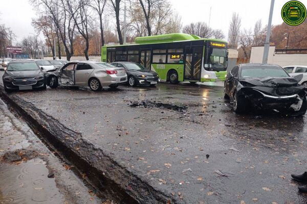 Три Malibu столкнулись в Ташкенте - фото - Sputnik Узбекистан