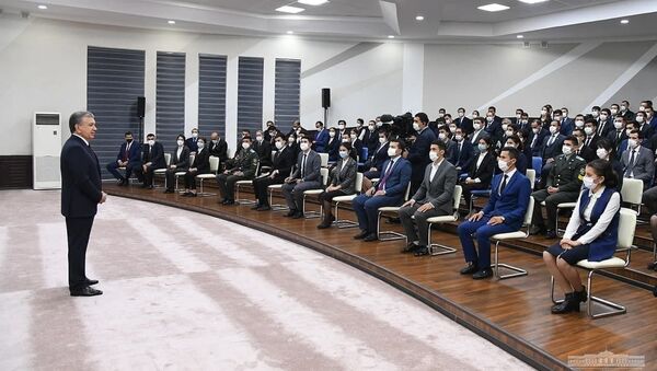Президент Узбекистана Шавкат Мирзиёев встретился с молодежью в городе Карши - Sputnik Узбекистан