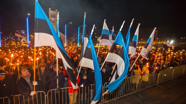 Люди на площади Свободы во время факельного шествия, организованного Консервативной народной партией (EKRE) в Таллине - Sputnik Узбекистан