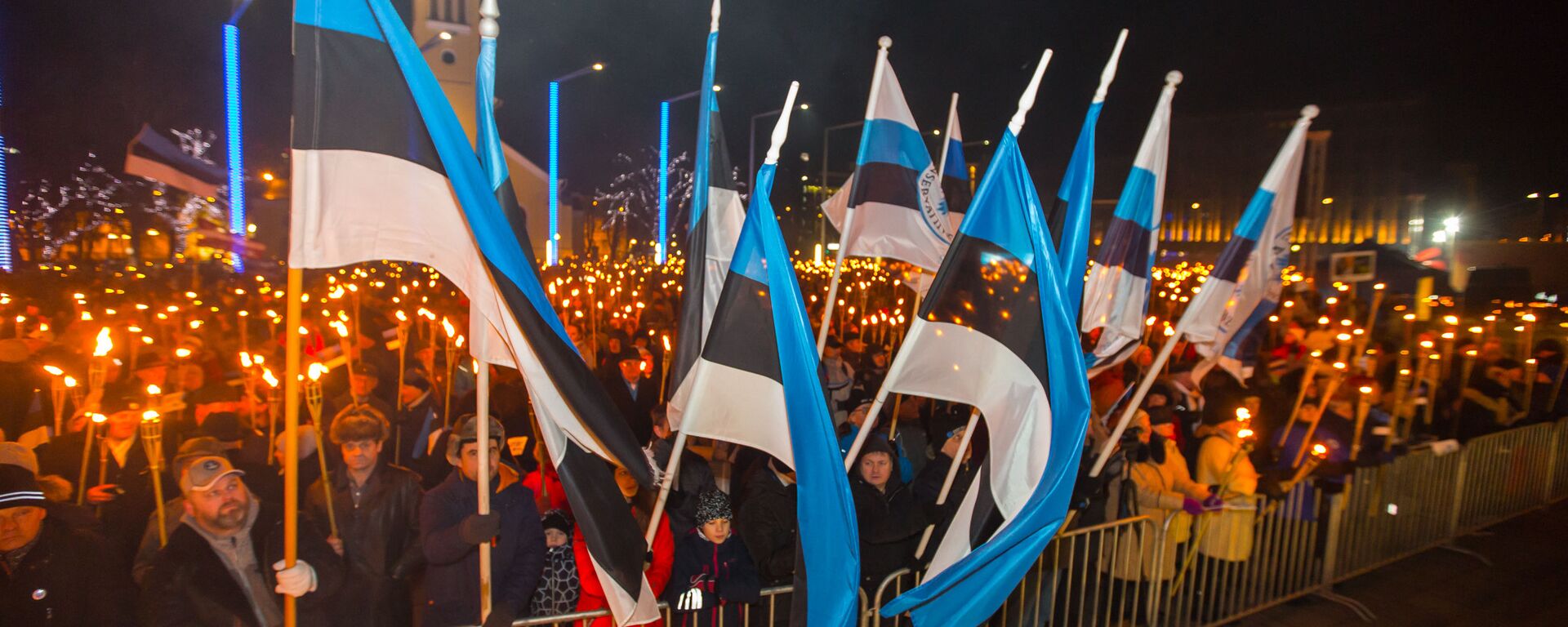 Люди на площади Свободы во время факельного шествия, организованного Консервативной народной партией (EKRE) в Таллине - Sputnik Узбекистан, 1920, 13.11.2020