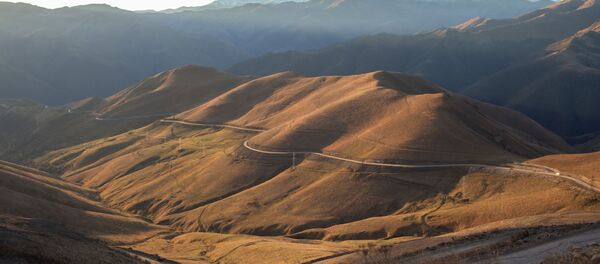 Горная дорога в районе города Карвачар. - Sputnik Узбекистан