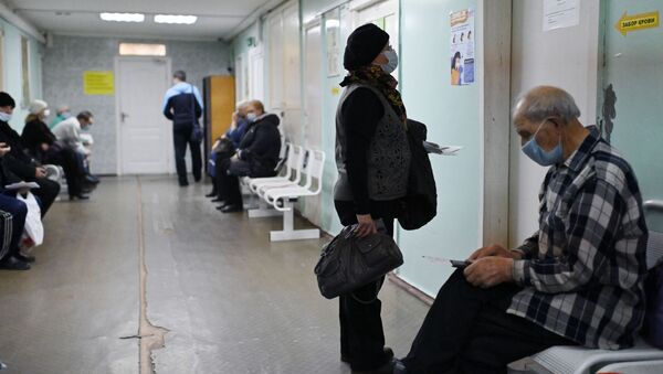 Люди в очереди на прием врача в поликлинике городской больницы №2 в Омске. - Sputnik Узбекистан