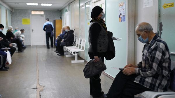 Люди в очереди на прием врача в поликлинике городской больницы №2 в Омске. Люди в очереди на прием врача в поликлинике городской больницы №2 в Омске. - Sputnik Узбекистан