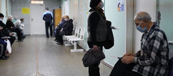 Люди в очереди на прием врача в поликлинике городской больницы №2 в Омске. Люди в очереди на прием врача в поликлинике городской больницы №2 в Омске. - Sputnik Узбекистан