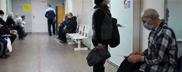 Люди в очереди на прием врача в поликлинике городской больницы №2 в Омске. Люди в очереди на прием врача в поликлинике городской больницы №2 в Омске. - Sputnik Узбекистан