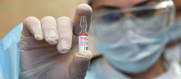 Медицинский работник минской городской поликлиники №28 проводит вакцинацию добровольцев от COVID-19 российским препаратом Спутник V - Sputnik Ўзбекистон