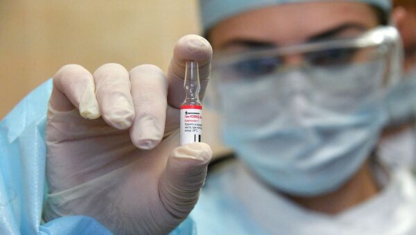 Медицинский работник минской городской поликлиники №28 проводит вакцинацию добровольцев от COVID-19 российским препаратом Спутник V - Sputnik Узбекистан