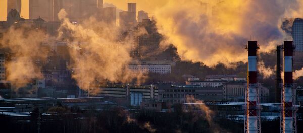 Trubi TES na fone mejdunarodnogo delovogo sentra Moskva-Siti v Moskve - Sputnik O‘zbekiston