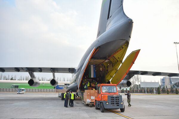 В Бишкек прибыл гуманитарный груз из Узбекистана - Sputnik Узбекистан
