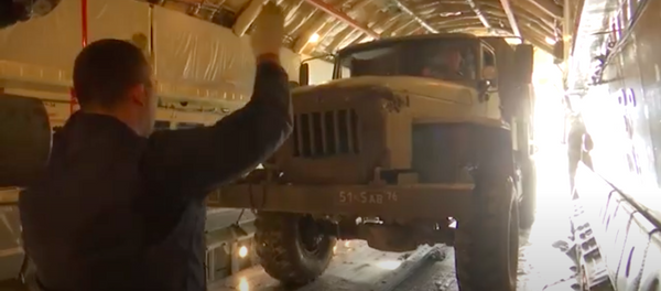 Переброска личного состава и техники российских миротворцев на аэродром в Ереване - Sputnik Ўзбекистон