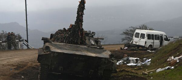 Брошенная военная техника на дороге в Нагорном Карабахе Брошенная военная техника на дороге в Нагорном Карабахе - Sputnik Ўзбекистон