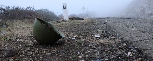 Каска на обочине дороги в Нагорном Карабахе - Sputnik Узбекистан
