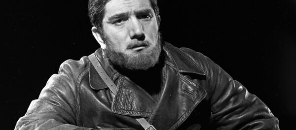 Народный артист СССР Армен Джигарханян в роли Левинсона в спектакле Московского театра им. В. Маяковского Разгром по роману Александра Фадеева. - Sputnik Узбекистан